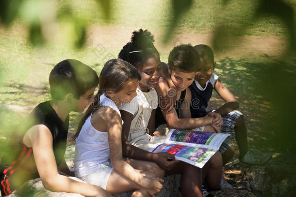 儿童与教育，儿童与女孩在公园看书