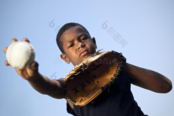 体育，棒球和儿童，儿童投掷球的肖像