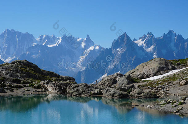 欧洲阿尔卑斯山美丽的蓝色湖泊，背景是勃朗峰
