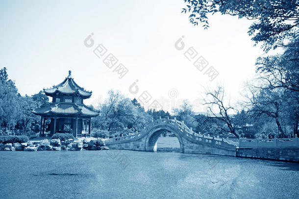 亭台楼阁，风景秀丽的池塘，<strong>中国传统建筑</strong>景观，华北