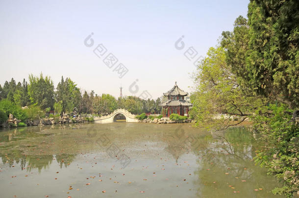 亭台楼阁，风景秀丽的池塘，<strong>中国传统建筑</strong>景观，华北