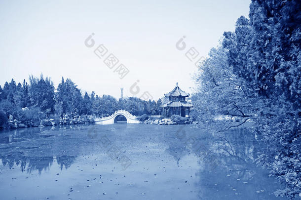 亭台楼阁，风景秀丽的池塘，<strong>中国传统建筑</strong>景观，华北