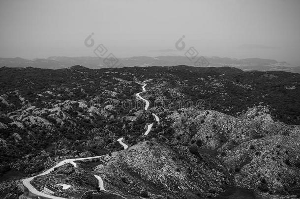 无处可逃的道路，山间道路的黑白画面
