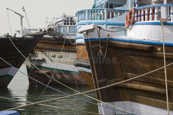 迪拜阿联酋帆船旧木帆船停靠在迪拜小溪的Deira侧。