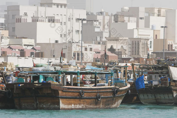 迪拜阿联酋帆船旧木帆船停靠在迪拜小溪的Deira侧。