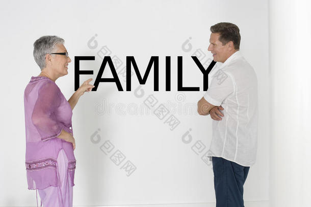 夫妇讨论家庭问题与白色墙壁与英文文本