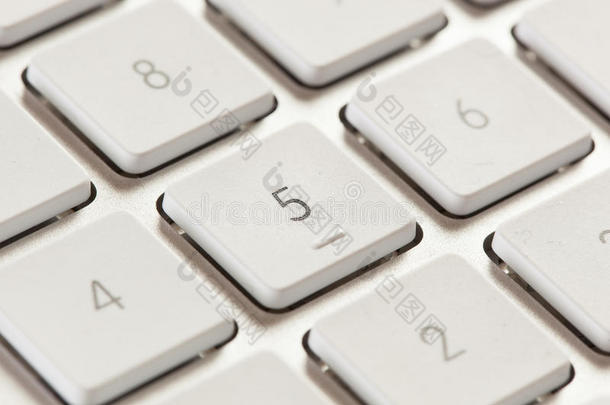 白色和灰色电脑键盘上的数字键盘