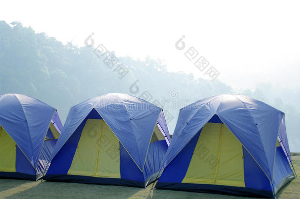 在美丽的山上露营的户外帐篷