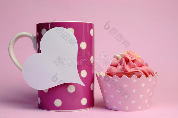 粉色波尔卡圆点咖啡杯，带粉色纸杯蛋糕和空白白色心形礼品标签