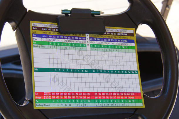高尔夫球车方向盘上的高尔夫球记分卡