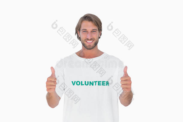 穿志愿者T恤的快乐男人竖起大拇指
