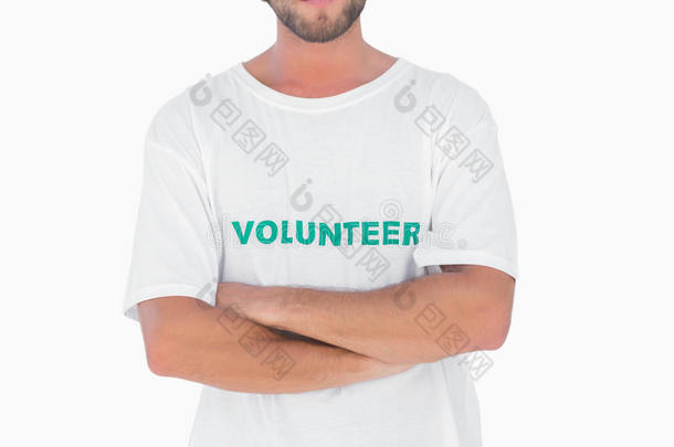 一名男子身穿志愿者T恤，双臂交叉