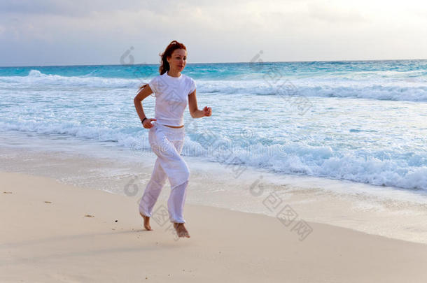 女人在海上奔跑海岸.肖像<strong>最大</strong>限度地