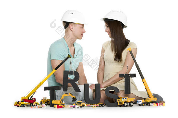 建立信任：用机器建立信任的年轻夫妇。