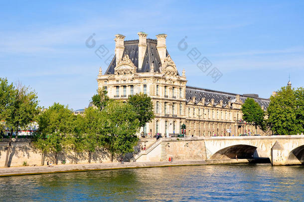 从塞纳河看卢浮宫博物馆。巴黎。
