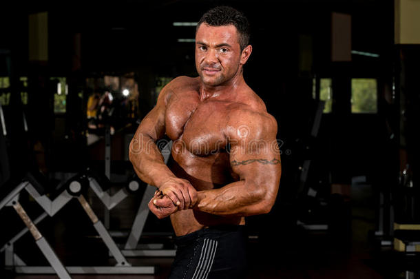 肌肉发达的健美运动员展示他的侧胸