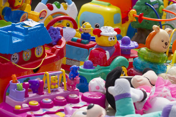 跳蚤市场展示的儿童塑料玩具