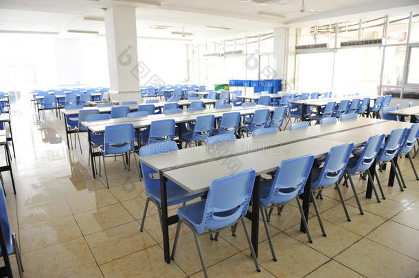 干净的学校食堂