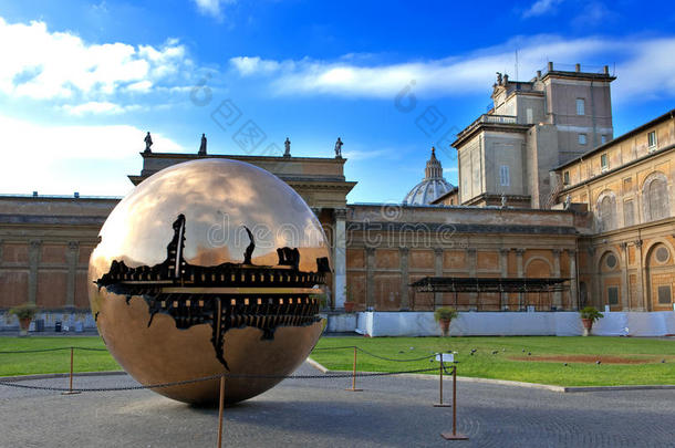 梵蒂冈的庭院。在庭院里雕刻地球仪。梵蒂冈，罗马，意大利