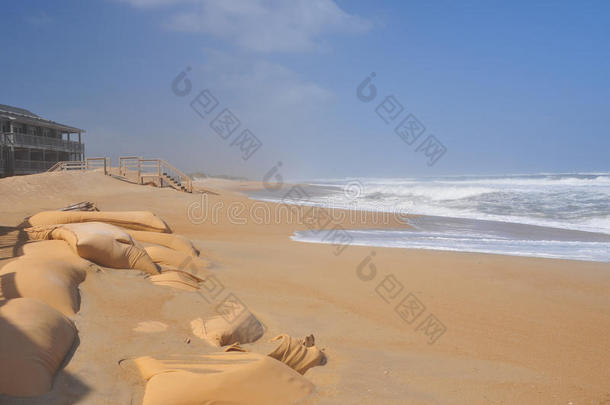 试图保护海滩的沙袋