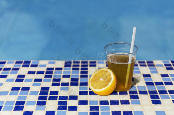 柠檬色夏季游泳池