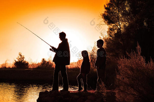 剪影家庭钓鱼