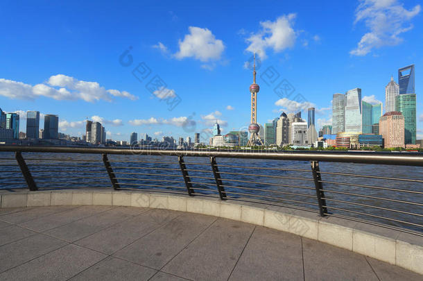 上海现代城市建筑天际线的晴空