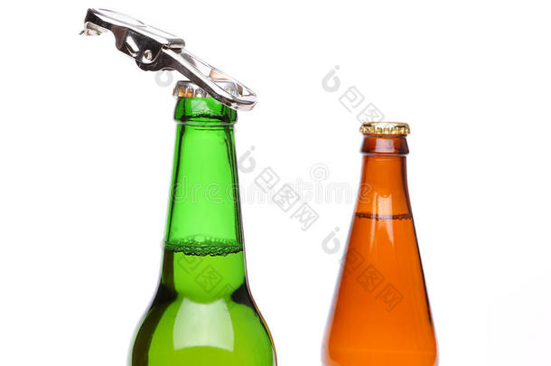 两瓶啤酒和一个开瓶器