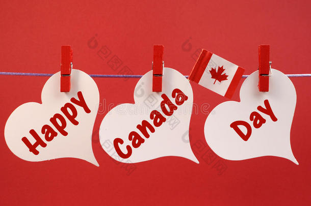 加拿大国庆节快乐信息用悬挂在绳子上的加拿大枫叶旗问候