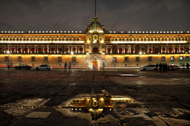 墨西哥城宪法广场的国家宫殿