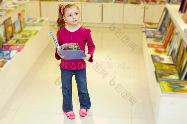 小女孩拿着打开的书站着