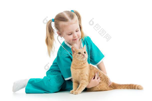 小女孩和猫一起玩医生