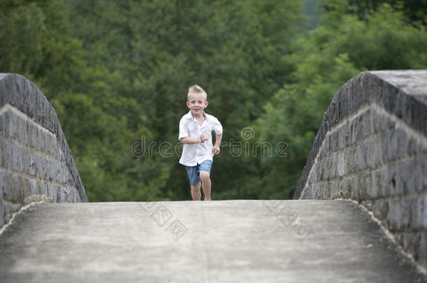 暑期：小男孩在桥上跑步