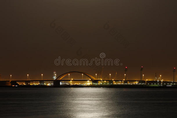 2013年6月23日，巴林谢赫哈利法大桥和超级月亮反射的光线