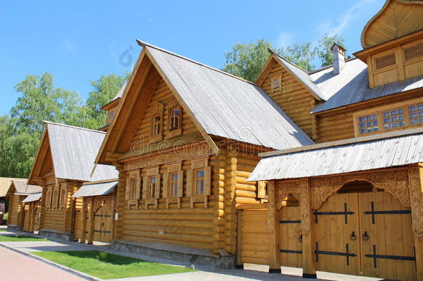 俄罗斯老房子的木结构和大门