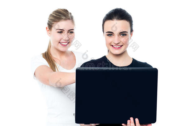 年轻漂亮的女孩在笔记本电脑上<strong>看电影</strong>