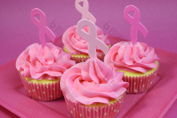粉色纸杯蛋糕，带粉色丝带符号