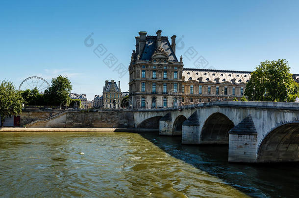 <strong>巴黎卢浮宫</strong>和皇家桥景观