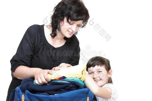 女人和女儿手上塞满了衣服和背包