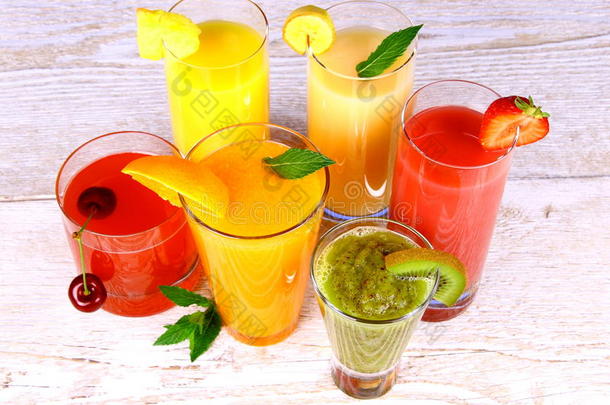 <strong>果汁</strong>、<strong>猕猴桃</strong>、樱桃、橘子、草莓、香蕉、菠萝
