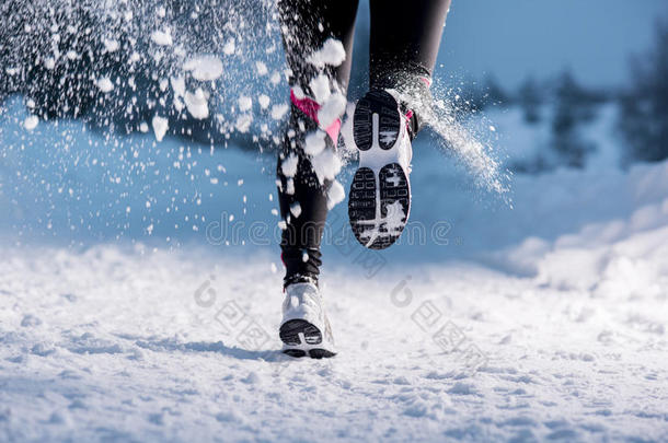 冬天跑步的女人