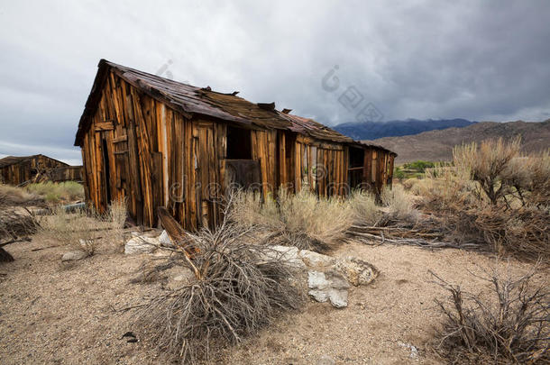 <strong>风雨交加</strong>的沙漠中废弃的旧木屋