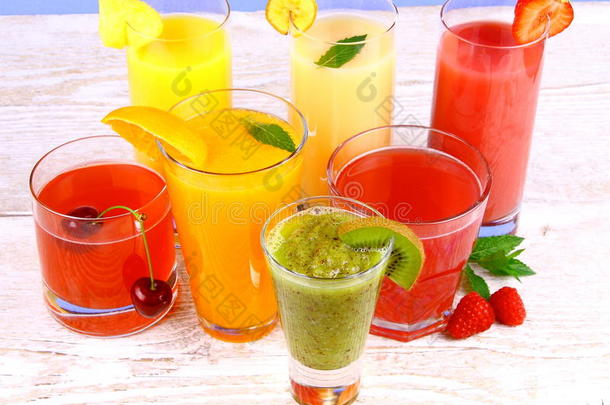 果汁、猕猴桃、覆盆子、樱桃、橙子、草莓、菠萝