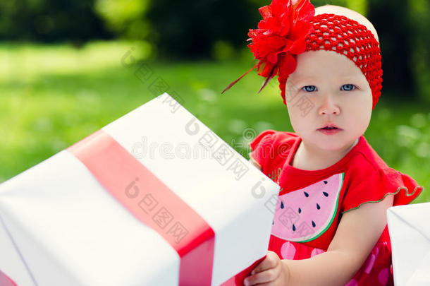 喜洋洋的小女孩拿着五颜六色的礼盒