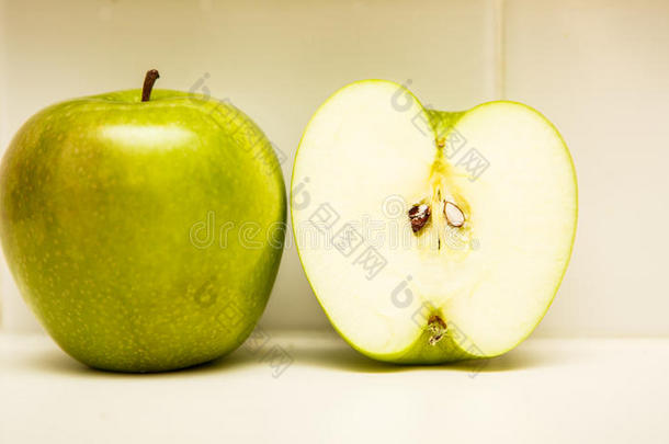 台面上的全青苹果和半青苹果