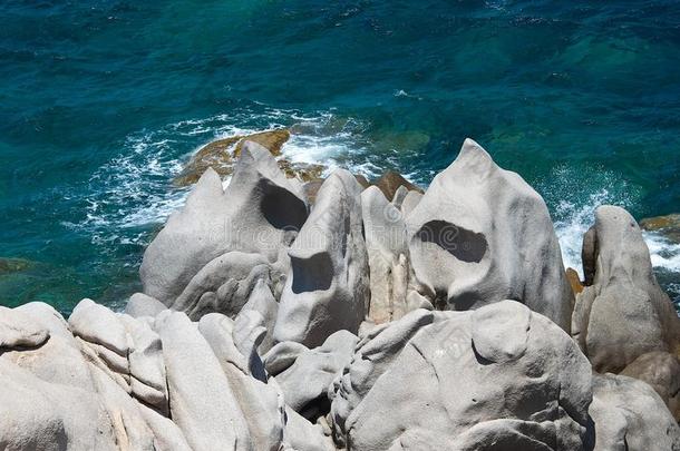意大利撒丁岛卡波特斯<strong>塔</strong>的岩层。地中海撒丁岛海岸自然与<strong>广告</strong>文字、石头的空间