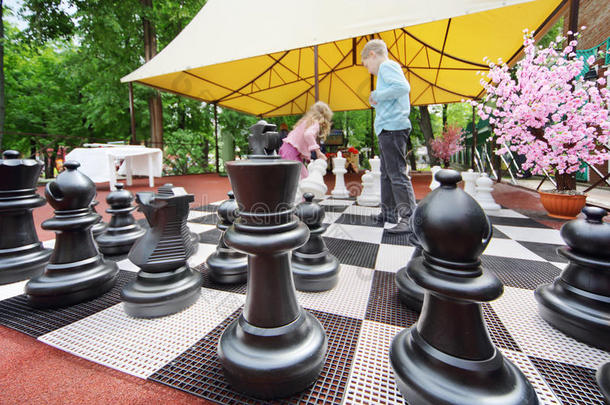 公园棋盘上的大棋子和中国象棋
