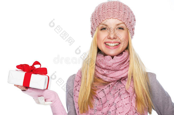 戴着冬日帽和围巾的快乐女孩展示礼品盒