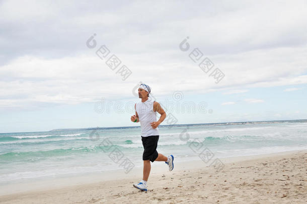 男子在沙滩上慢跑夏季<strong>运动健身</strong>