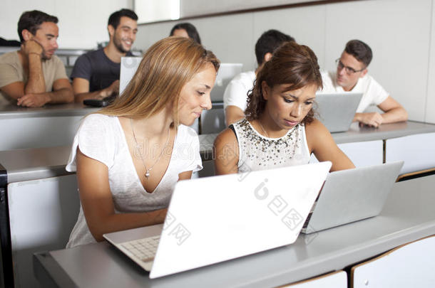 学生在教室里用笔记本电脑学习
